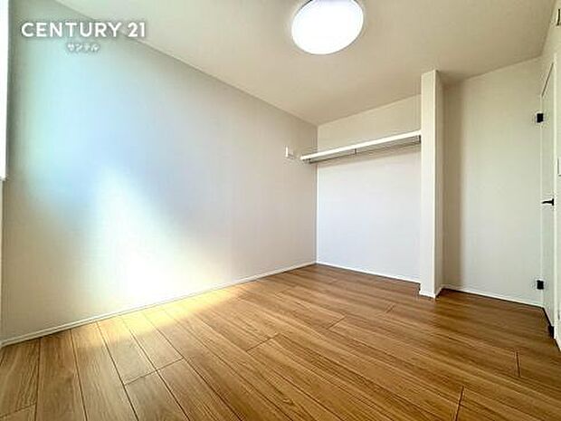 衣服をハンガーのままサッと掛けられるオープン収納を完備。扉の開閉スペースが不要なため、デッドスペースを作らず家具を効率よく配置できます。どこに何があるかひと目で分かり、出し入れもスムーズです。