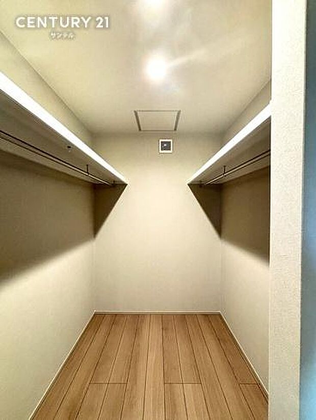 天井のダウンライトがクローゼットの奥まで明るく照らすため、服の色味が見やすく整理整頓もスムーズ。通路幅にもゆとりがあり、着替えや衣替えの作業も中で快適に行える使い勝手の良い設計です。