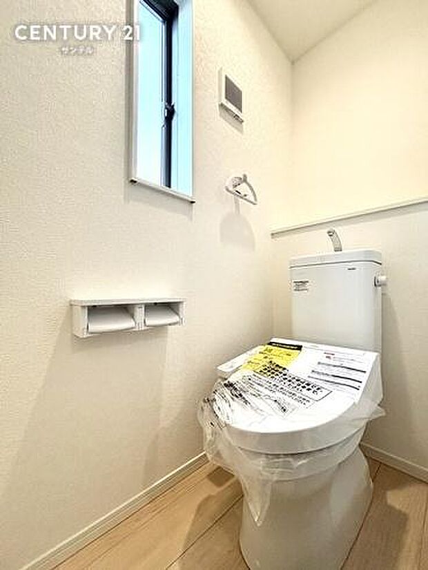 （同仕様写真）トイレ換気できる小窓がございます。温水洗浄機能付き。※内装の色合いや設備仕様が実際と異なる場合がございます。