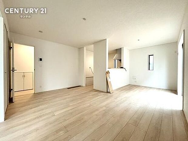 (同仕様モデル写真)リビング※モデル写真でございます。色や配置の相違がある場合がございます。お部屋全体が明るく、開放感があります。