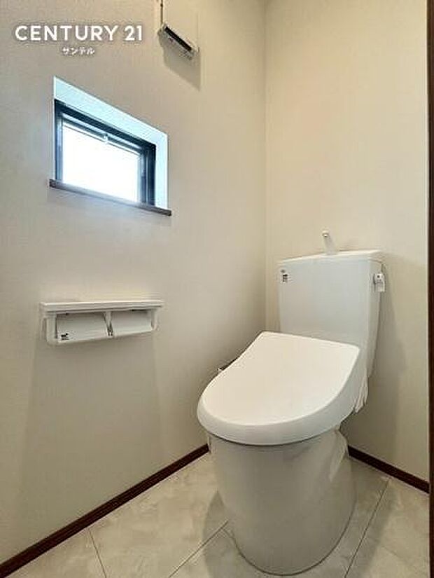 トイレは2箇所ございます。朝の込み合う時間帯でも安心です。