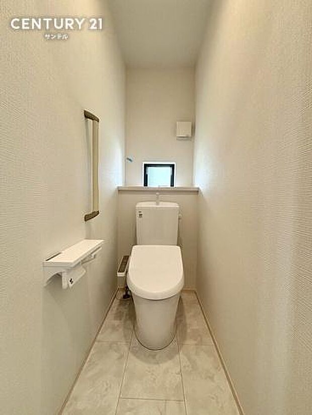 トイレは2箇所ございます。朝の込み合う時間帯でも安心です。