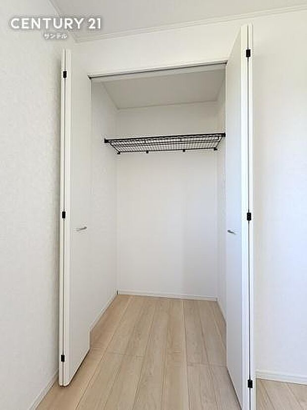 (同仕様写真)洋室の収納※類似タイプのモデル写真でございます。物件によって相違がございます。