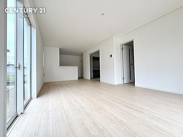 (同仕様写真)リビングお部屋全体が明るく、開放感があります。※モデル写真でございます。色や配置の相違がある場合がございます。