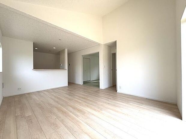 (同仕様写真)リビングお部屋全体が明るく、開放感があります。※モデル写真でございます。色や配置の相違がある場合がございます。