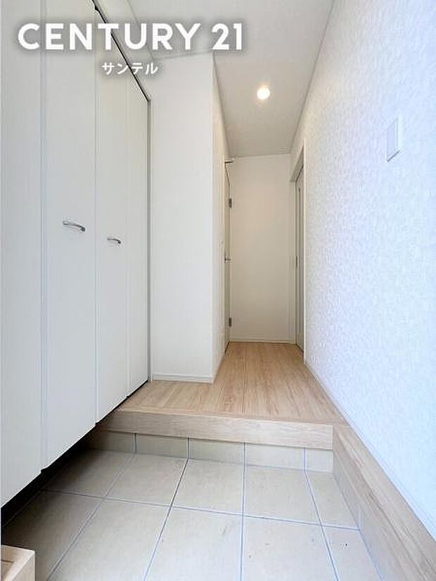 ご新居への出入り口になる明るい玄関には、たくさんの靴を収納できるシューズボックスが付いております。いつも清潔感のあるすっきりとした玄関スペースを確保できます♪