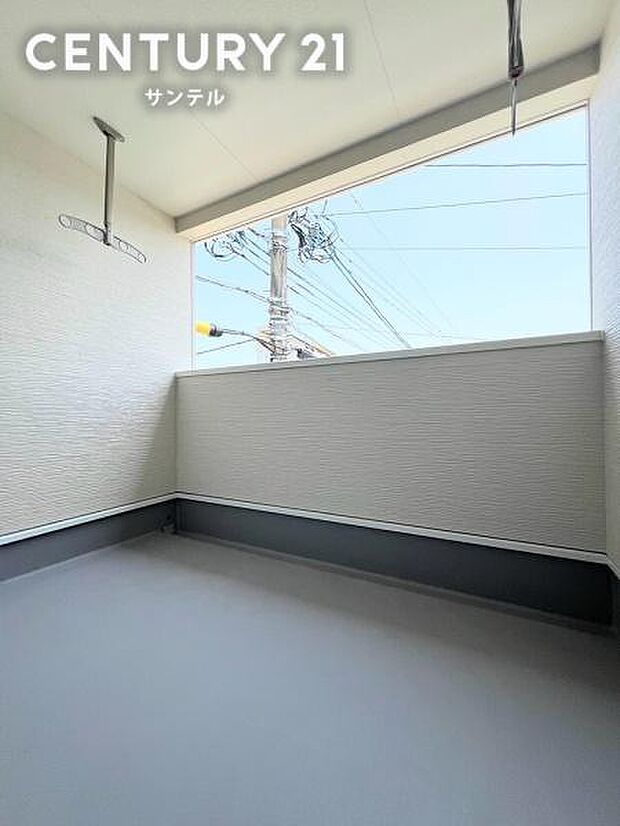 屋根があるため、外出中の急な雨でも洗濯物が濡れにくく、共働き世帯に嬉しい設計です。毎日の家事にゆとりと安心をプラスします。