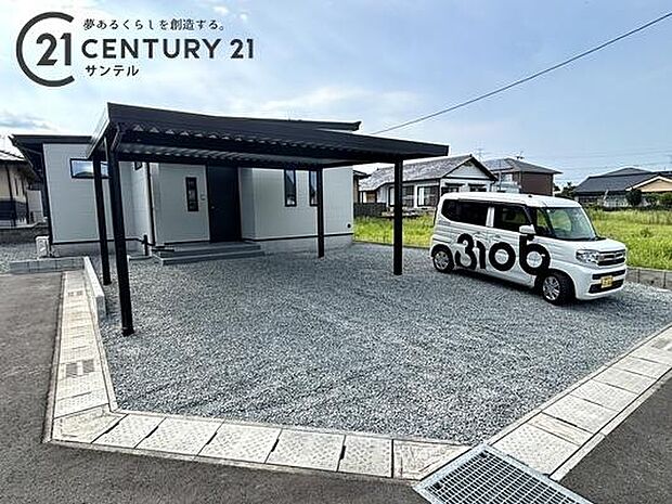 広めの駐車スペースで、車の出し入れがしやすく、来客時にも安心です。カーポート付き♪
