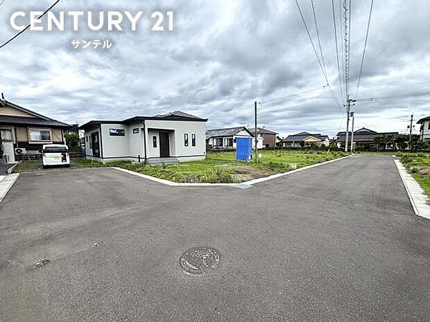 前面道路から撮影した現地写真です♪