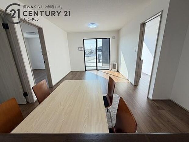 (同仕様写真)リビングお部屋全体が明るく、開放感があります。※モデル写真でございます。色や配置の相違がある場合がございます。