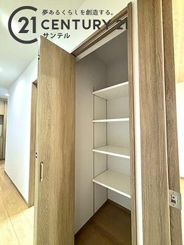 収納スペースです。日用品のストックや災害グッズ備蓄にも役立ちます。