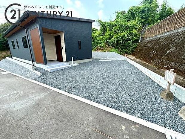 駐車場は2台駐車可能！※車種による。スペースも広く駐車が苦手な方でも楽に駐車可能です(^^♪