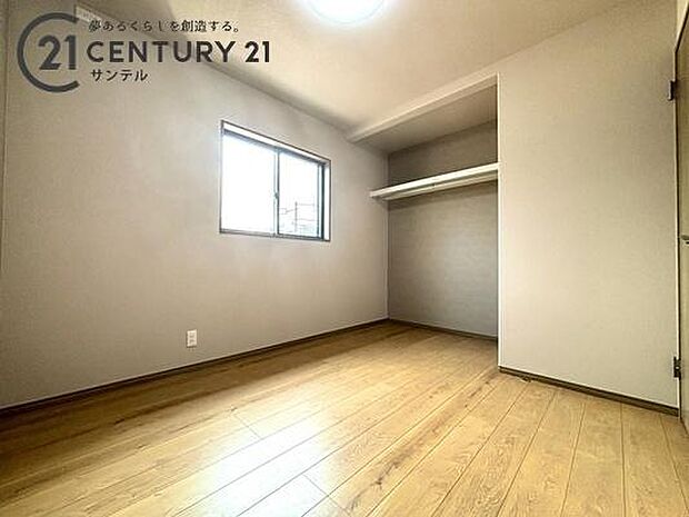 夫婦の寝室にぴったりのゆとりある広さ。2面採光で風通しが良く、心地よい朝の光で目覚めることができます。ワイドなクローゼットはお二人分の衣類もスッキリ収まり、居住空間を美しく広く保てるお部屋です。