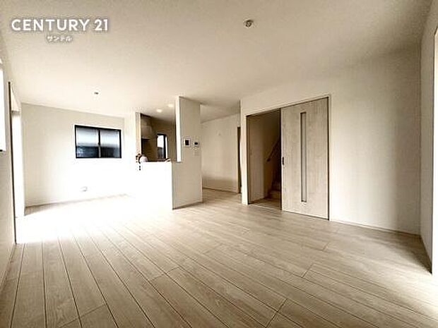 (同仕様写真)リビング※モデル写真でございます。色や配置の相違がある場合がございます。お部屋全体が明るく、開放感があります。