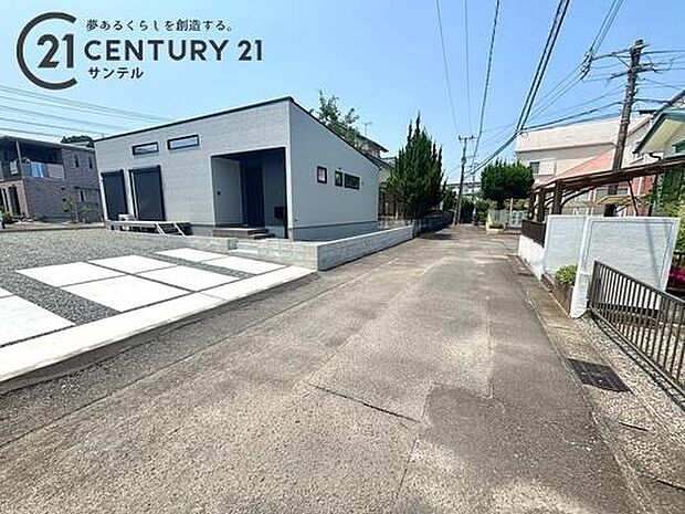 東側の前面道路から撮影した現地写真です♪