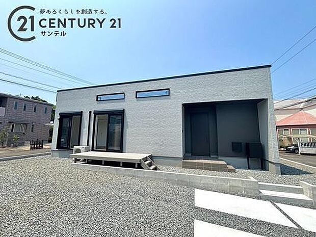 KMEWの雨で汚れを洗い流す親水コート仕様♪グレー基調の外観がシンプルでモダンな印象を演出。