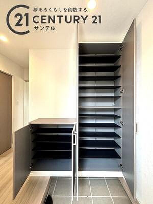 新居への出入り口になる明るい玄関には、たくさんの靴を収納できる大容量のシューズボックスが付いております♪いつも清潔感のあるすっきりとした玄関スペースを確保できますよ♪