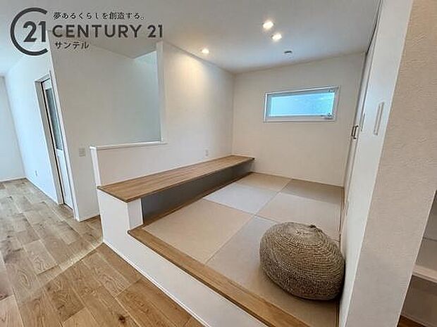和室です。リビング横に和室があることで、和と洋の雰囲気を味わえ、素敵な空間を演出できます。お子様の遊び部屋や客間としても利用できます♪