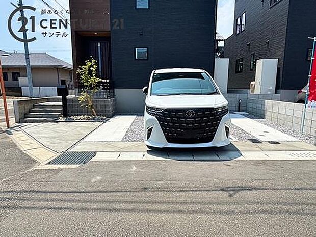 駐車場は3台駐車可能!※車種による。スペースも広く駐車が苦手な方でも楽に駐車可能です(^^♪