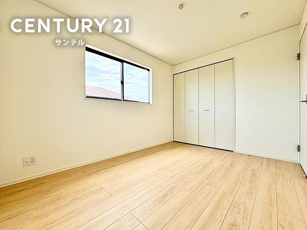 ベッドや学習机をバランスよく配置しやすいシンプルな形状で、お子様の成長に合わせた子ども部屋やプライベートルームに最適です。