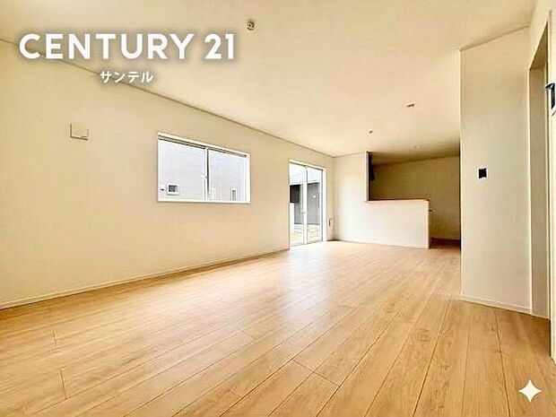 ご家族の大切な時間を共有できる18帖のリビングです。