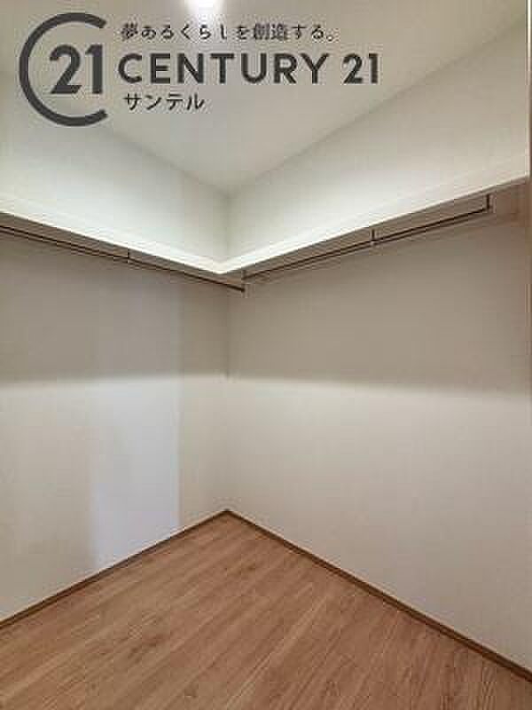 お部屋の中央には居室収納とは別にファミリークロークを採用♪ご家族のお洋服をしっかり整理できる収納スペースです。