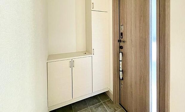(同仕様モデル写真)玄関※モデル写真でございます。色や配置の相違がある場合がございます。