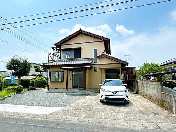 並列にて4台駐車可能です。