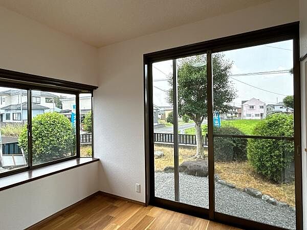 1階4.5帖の洋室です。大きな窓があり、日当たり良好です。