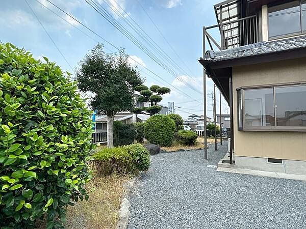 お庭は剪定を行いました。