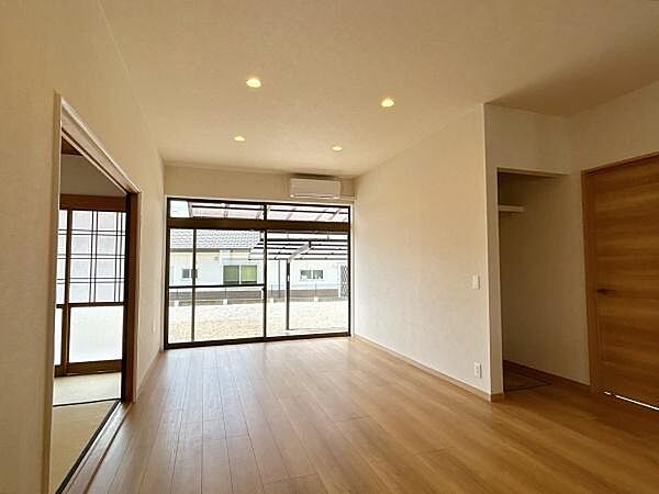 別角度からのリビングの写真です。