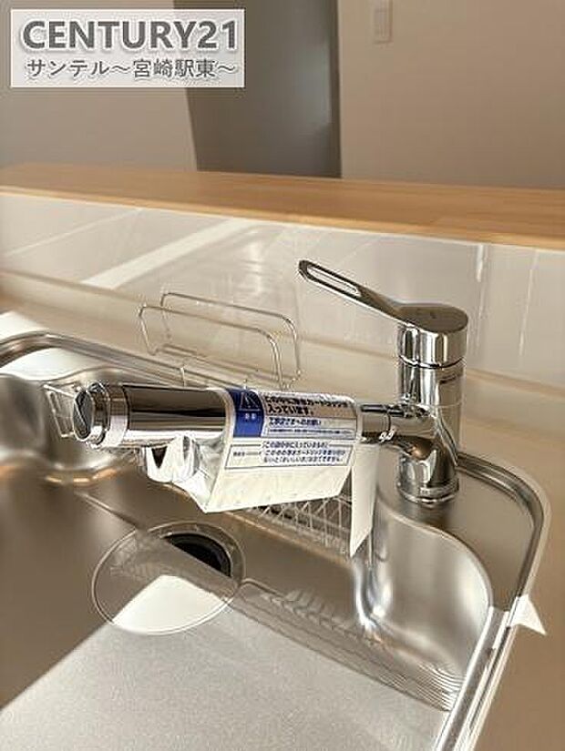 食器や野菜などの水洗いがスムーズにこなせるハンドシャワーのついた水栓。浄水器一体型なので便利です。