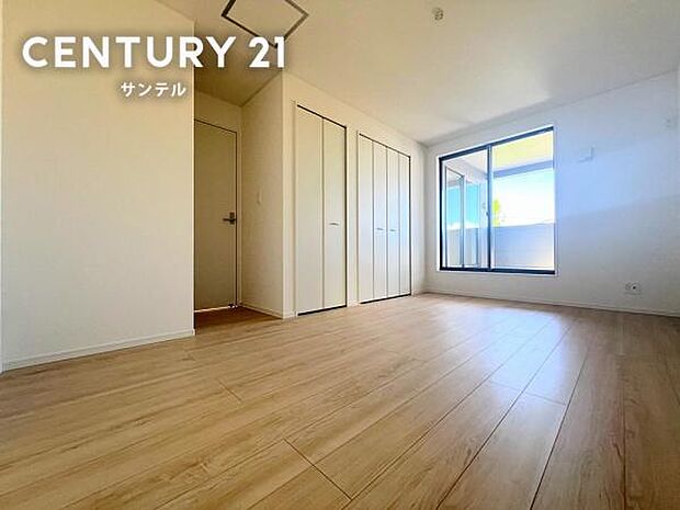 8帖の洋室です。バルコニーとつながる洋室となっており、しっかり日が差し込みますので気持ちの良い目覚めができる素敵なお部屋です♪主寝室にいかがでしょうか。