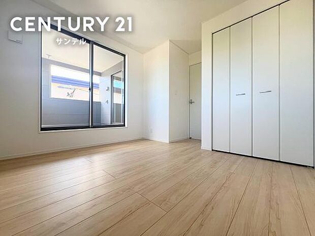 5.7帖の洋室です。バルコニーとつながる洋室となっており、しっかり日が差し込みますので気持ちの良い目覚めができる素敵なお部屋です。