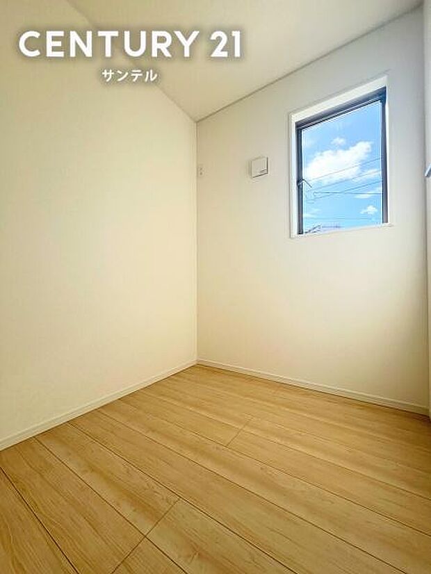 8帖の洋室から繋がる、テレワークルームです。集中して作業を行う事ができます。
