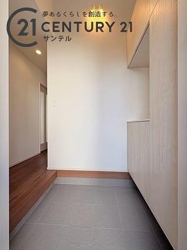 ご新居への出入り口になる明るい玄関には、たくさんの靴を収納できるシューズボックスが付いております。上部は吹き抜けになっており、明るく開放感のある空間です。