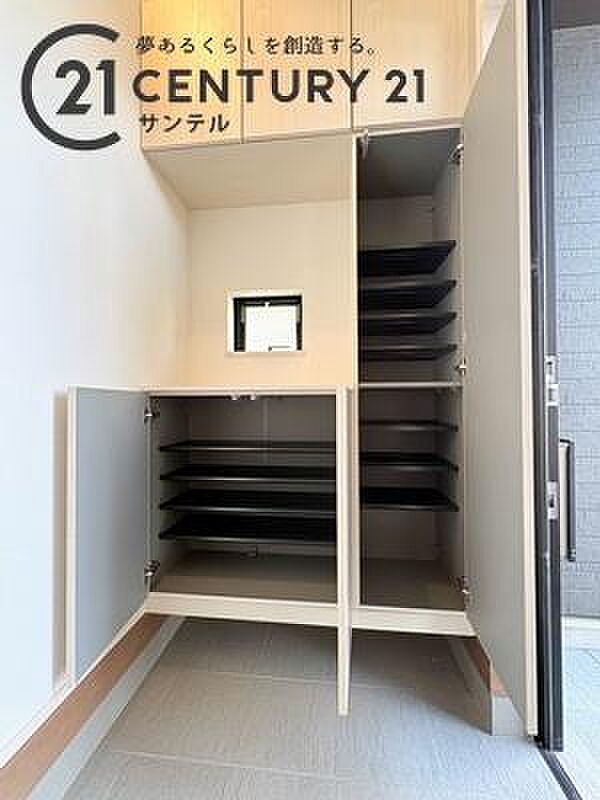 シューズボックス付きで、玄関を綺麗に保つことができます。