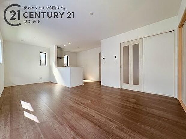 約16.75帖のLDKです。キッチンからリビングにいるご家族やお子様の様子が見えるので、コミュニケーションをとりながら、ご家族の大切な時間を共有できるリビングスペースです♪