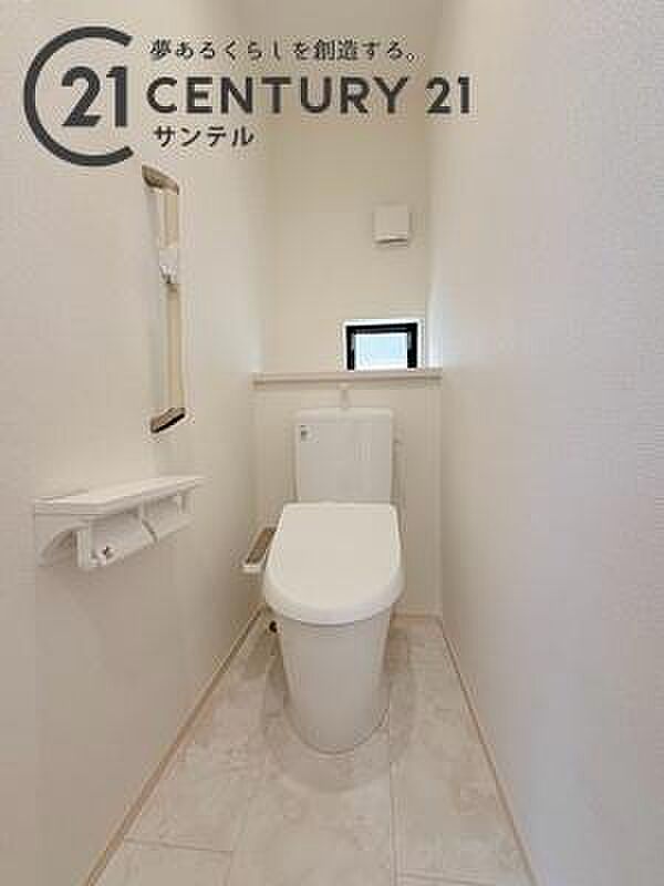 ウォシュレットが付いた広々として落ち着いた空間のお手洗いになります♪