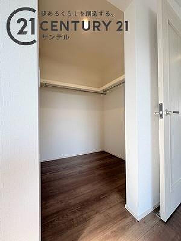 衣服をハンガーのままサッと掛けられる収納スペースを完備。上部の枕棚にはバッグや季節物の小物をすっきり整理できるため、室内に余計な家具を置く必要がなく、お部屋を広くクリーンに使える頼もしい設計です。