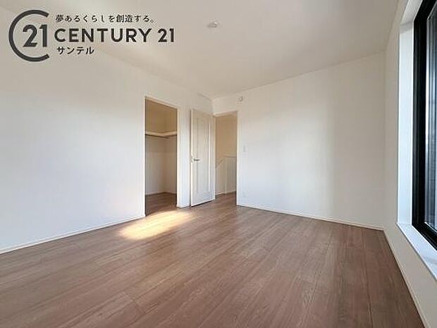 約7帖の洋室です。ウォークインクローゼット完備で、居住空間を美しく広く保てるお部屋です。