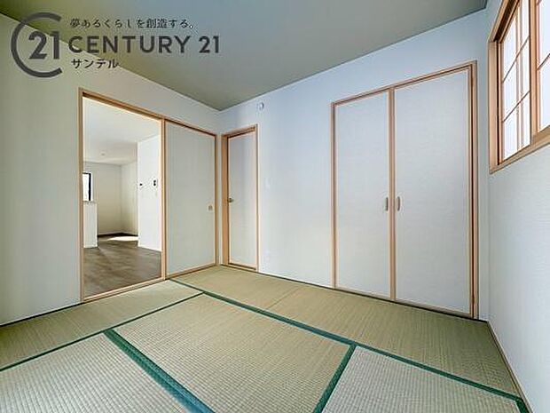 約5.25帖の和室です。リビング横に和室があることで和と洋の雰囲気を味わえ、素敵な空間を演出できます。お子様の遊び部屋や客間としても利用できます♪
