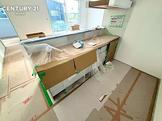 カウンター仕様のキッチンです。完成までしばらくお待ちください。