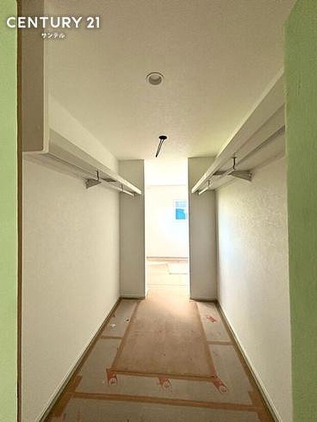 ウォークインクローゼットです。十分な広さを確保し、荷物の多いご家族でも安心です。