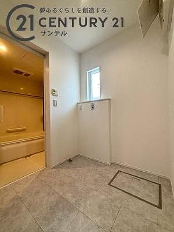 ゆとりある脱衣スペースで家族の入浴時間も快適。収納を設ければタオルや洗濯動線もスッキリ整います。