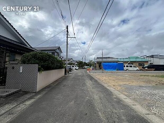 前面道路から撮影した現地写真です。