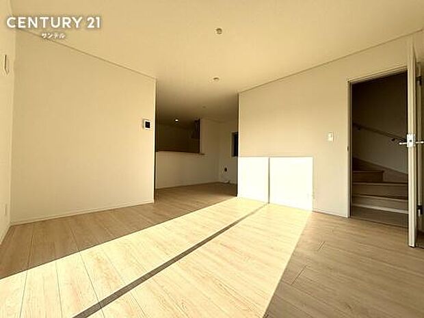 (同仕様写真)リビング※モデル写真でございます。色や配置の相違がある場合がございます。お部屋全体が明るく、開放感があります。