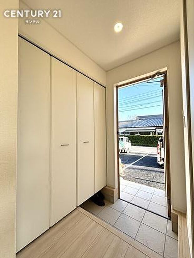 (同仕様写真)玄関 シューズボックスがあり、玄関を綺麗に整頓出来ます。※床、建具の色や配置が異なる場合がございます。