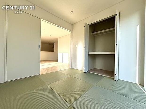 (同仕様写真)和室リビングから繋がる和室です。客間やお昼寝スペースとしても利用できます。※モデル写真でございます。