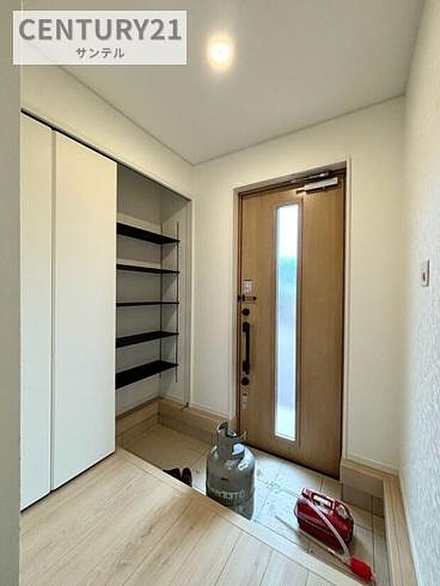 ご新居への出入り口になる明るい玄関には、たくさんの靴を収納できるシューズボックスが付いております♪いつも清潔感のあるすっきりとした玄関スペースを確保できますよ♪